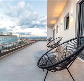 3 bedroom penthouse apartment with pool in Chania town, sleeps 6
